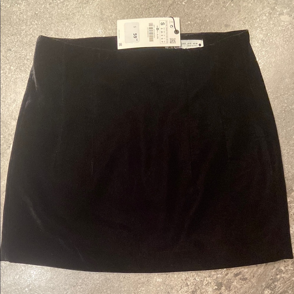 🍭Zara black velvet feel mini skirt NWT